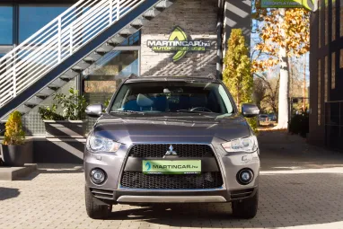 MITSUBISHI OUTLANDER 2.2 DI-D Intense Plus 4WD (Automata) 7 személyes Stone Grey Metallic +1.Tulajdonostól +Friss Szerviz +3X-s GARANCIA !!