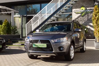 MITSUBISHI OUTLANDER 2.2 DI-D Intense Plus 4WD (Automata) 7 személyes Stone Grey Metallic +1.Tulajdonostól +Friss Szerviz +3X-s GARANCIA !!