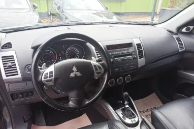 MITSUBISHI OUTLANDER 2.2 DI-D Intense Plus 4WD (Automata) 7 személyes Stone Grey Metallic +1.Tulajdonostól +Friss Szerviz +3X-s GARANCIA !!