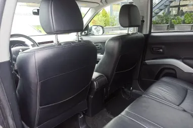 MITSUBISHI OUTLANDER 2.2 DI-D Intense Plus 4WD (Automata) 7 személyes Stone Grey Metallic +1.Tulajdonostól +Friss Szerviz +3X-s GARANCIA !!