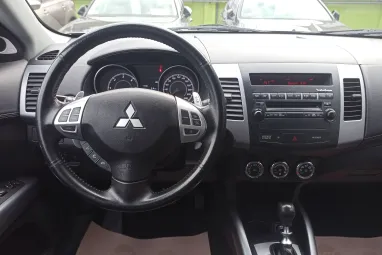 MITSUBISHI OUTLANDER 2.2 DI-D Intense Plus 4WD (Automata) 7 személyes Stone Grey Metallic +1.Tulajdonostól +Friss Szerviz +3X-s GARANCIA !!