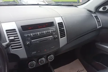 MITSUBISHI OUTLANDER 2.2 DI-D Intense Plus 4WD (Automata) 7 személyes Stone Grey Metallic +1.Tulajdonostól +Friss Szerviz +3X-s GARANCIA !!