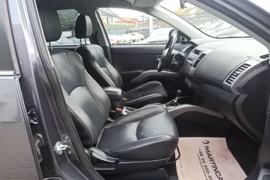 MITSUBISHI OUTLANDER 2.2 DI-D Intense Plus 4WD (Automata) 7 személyes Stone Grey Metallic +1.Tulajdonostól +Friss Szerviz +3X-s GARANCIA !!