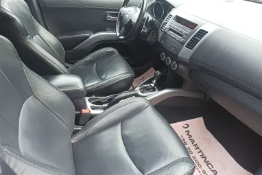 MITSUBISHI OUTLANDER 2.2 DI-D Intense Plus 4WD (Automata) 7 személyes Stone Grey Metallic +1.Tulajdonostól +Friss Szerviz +3X-s GARANCIA !!