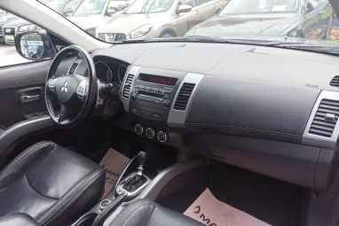 MITSUBISHI OUTLANDER 2.2 DI-D Intense Plus 4WD (Automata) 7 személyes Stone Grey Metallic +1.Tulajdonostól +Friss Szerviz +3X-s GARANCIA !!