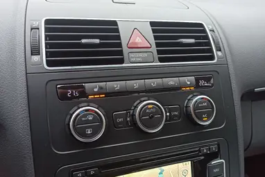 VOLKSWAGEN TOURAN 1.4 TSI Highline DSG [7 személy] Deep Black Pearl +1.Tulajdonostól +Vezetett Szervizkönyv +3X-s GARANCIA !!