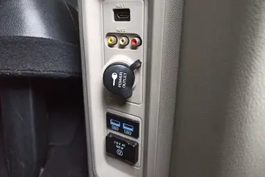 CHRYSLER TOWN & COUNTRY Black Crystal 7 Személyes +1.Mo-i Tulajdonos +Keveset futott +3X-s GARANCIA !!