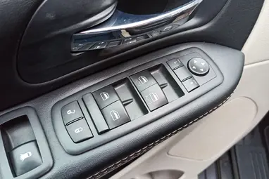 CHRYSLER TOWN & COUNTRY Black Crystal 7 Személyes +1.Mo-i Tulajdonos +Keveset futott +3X-s GARANCIA !!