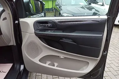 CHRYSLER TOWN & COUNTRY Black Crystal 7 Személyes +1.Mo-i Tulajdonos +Keveset futott +3X-s GARANCIA !!