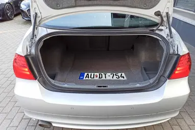 BMW 318d SPORT Glacier Silber PRÉMIUM állapot +1.Tulaj+ Vez.Sz.Könyv +3X-s GARANCIA!!