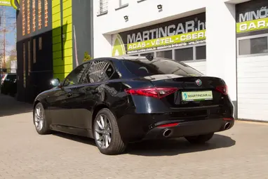 ALFA ROMEO GIULIA 2.0 Super (Automata) Black +Red/Black Leather +Vezetett Szervizkönyv +Keveset futott +3X-s GARANCIA !