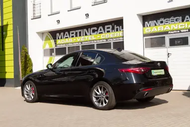 ALFA ROMEO GIULIA 2.0 Super (Automata) Black +Red/Black Leather +Vezetett Szervizkönyv +Keveset futott +3X-s GARANCIA !