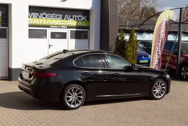 ALFA ROMEO GIULIA 2.0 Super (Automata) Black +Red/Black Leather +Vezetett Szervizkönyv +Keveset futott +3X-s GARANCIA !