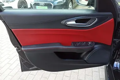 ALFA ROMEO GIULIA 2.0 Super (Automata) Black +Red/Black Leather +Vezetett Szervizkönyv +Keveset futott +3X-s GARANCIA !