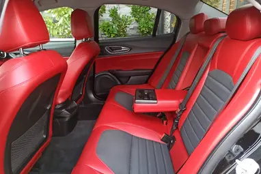 ALFA ROMEO GIULIA 2.0 Super (Automata) Black +Red/Black Leather +Vezetett Szervizkönyv +Keveset futott +3X-s GARANCIA !