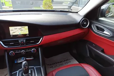 ALFA ROMEO GIULIA 2.0 Super (Automata) Black +Red/Black Leather +Vezetett Szervizkönyv +Keveset futott +3X-s GARANCIA !