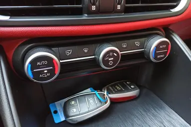 ALFA ROMEO GIULIA 2.0 Super (Automata) Black +Red/Black Leather +Vezetett Szervizkönyv +Keveset futott +3X-s GARANCIA !