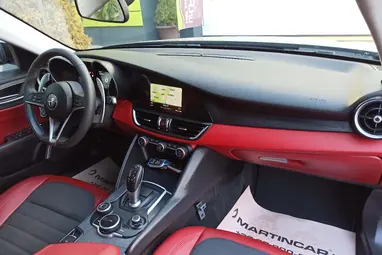 ALFA ROMEO GIULIA 2.0 Super (Automata) Black +Red/Black Leather +Vezetett Szervizkönyv +Keveset futott +3X-s GARANCIA !