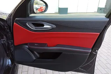ALFA ROMEO GIULIA 2.0 Super (Automata) Black +Red/Black Leather +Vezetett Szervizkönyv +Keveset futott +3X-s GARANCIA !