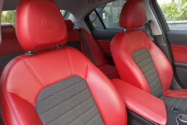 ALFA ROMEO GIULIA 2.0 Super (Automata) Black +Red/Black Leather +Vezetett Szervizkönyv +Keveset futott +3X-s GARANCIA !