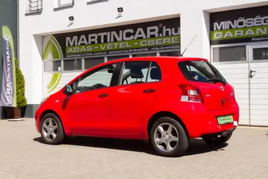 TOYOTA YARIS 1.4 D-4D LIFE Super Red+Keveset Futott+Végig Vezetett Szerviz+Mo.-i 1. tulaj+3X-s GARANCIA!!!