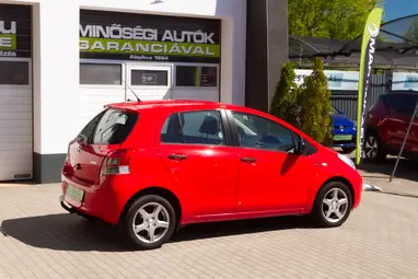 TOYOTA YARIS 1.4 D-4D LIFE Super Red+Keveset Futott+Végig Vezetett Szerviz+Mo.-i 1. tulaj+3X-s GARANCIA!!!