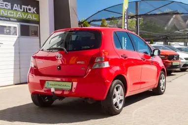 TOYOTA YARIS 1.4 D-4D LIFE Super Red+Keveset Futott+Végig Vezetett Szerviz+Mo.-i 1. tulaj+3X-s GARANCIA!!!