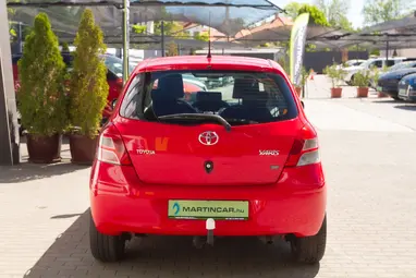TOYOTA YARIS 1.4 D-4D LIFE Super Red+Keveset Futott+Végig Vezetett Szerviz+Mo.-i 1. tulaj+3X-s GARANCIA!!!