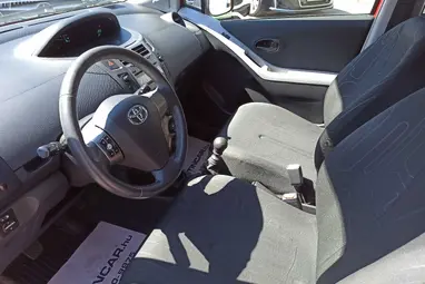 TOYOTA YARIS 1.4 D-4D LIFE Super Red+Keveset Futott+Végig Vezetett Szerviz+Mo.-i 1. tulaj+3X-s GARANCIA!!!