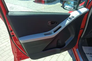 TOYOTA YARIS 1.4 D-4D LIFE Super Red+Keveset Futott+Végig Vezetett Szerviz+Mo.-i 1. tulaj+3X-s GARANCIA!!!