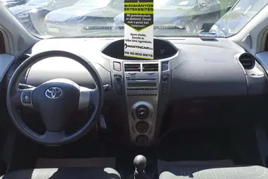TOYOTA YARIS 1.4 D-4D LIFE Super Red+Keveset Futott+Végig Vezetett Szerviz+Mo.-i 1. tulaj+3X-s GARANCIA!!!