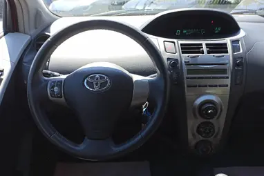 TOYOTA YARIS 1.4 D-4D LIFE Super Red+Keveset Futott+Végig Vezetett Szerviz+Mo.-i 1. tulaj+3X-s GARANCIA!!!