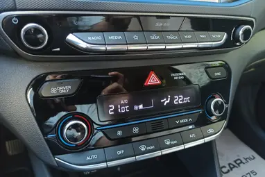 HYUNDAI IONIQ hybrid 1.6 GDi Comfort DCT Phantom Black Metallic +Vezetett Szervizkönyv +Jól felszerelt +3X-s GARANCIA !!
