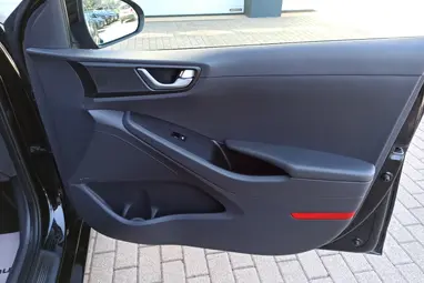 HYUNDAI IONIQ hybrid 1.6 GDi Comfort DCT Phantom Black Metallic +Vezetett Szervizkönyv +Jól felszerelt +3X-s GARANCIA !!